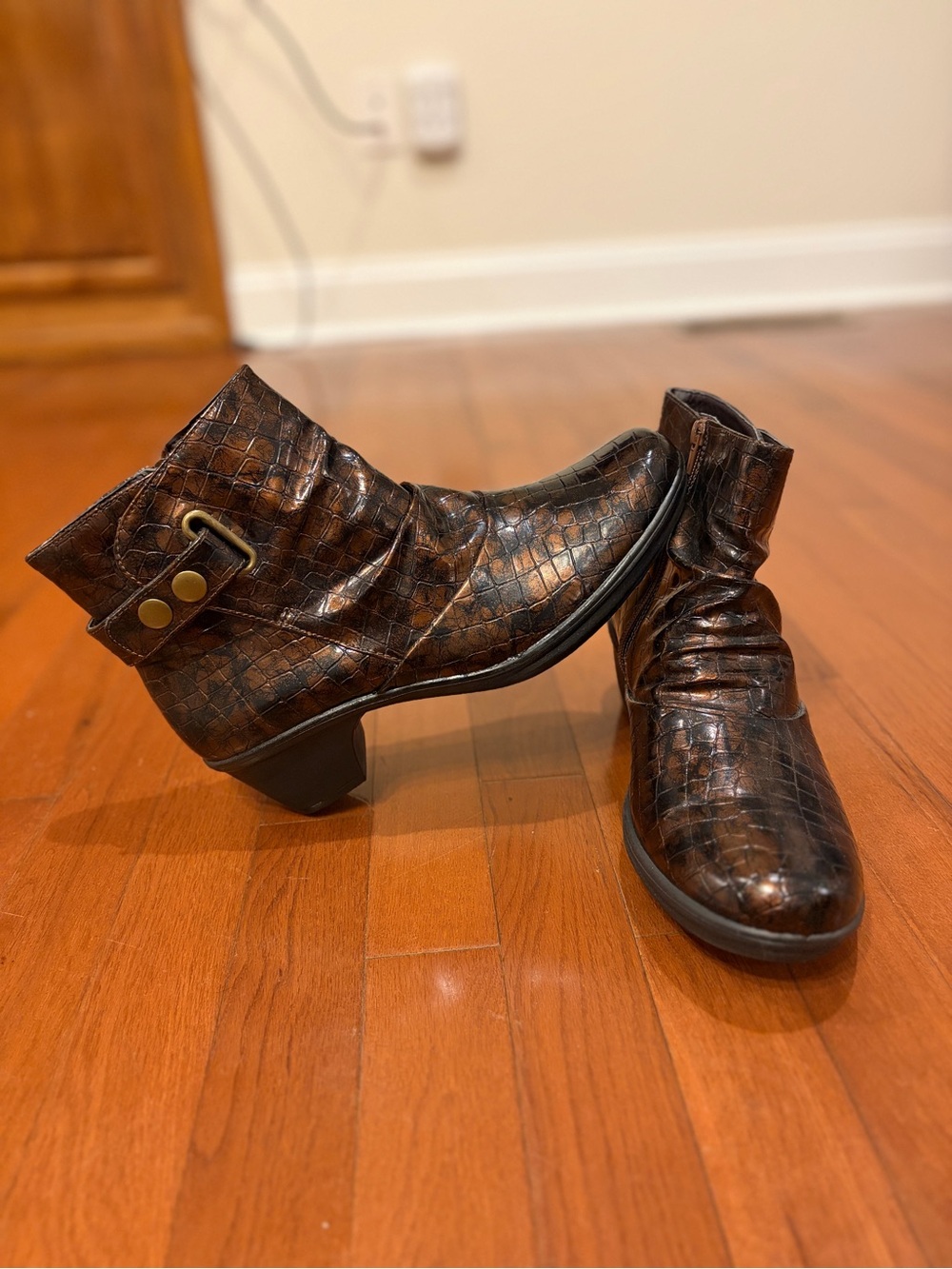 easy street | Brown Croc-Embossed Ankle Booties size 10